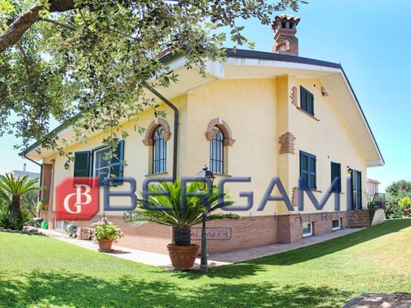 casa indipendente in vendita ad Anzio in zona Anzio Colonia