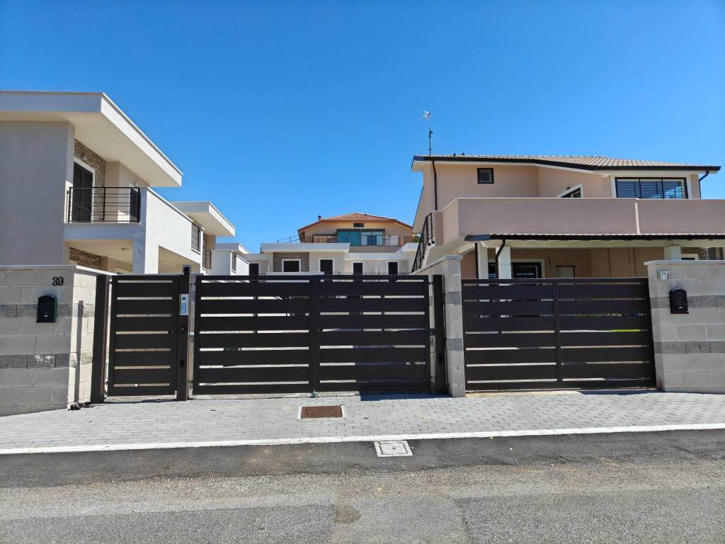 casa indipendente in vendita ad Anzio in zona Mare