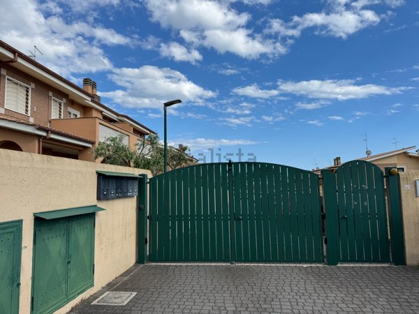 casa indipendente in vendita ad Anzio in zona Villa Claudia