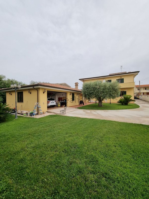 casa indipendente in vendita ad Anzio in zona Mare