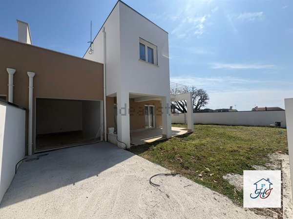 casa indipendente in vendita ad Anzio in zona Villa Claudia