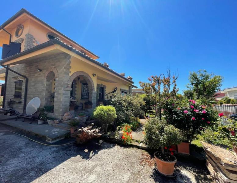 casa indipendente in vendita ad Anzio in zona Villa Claudia