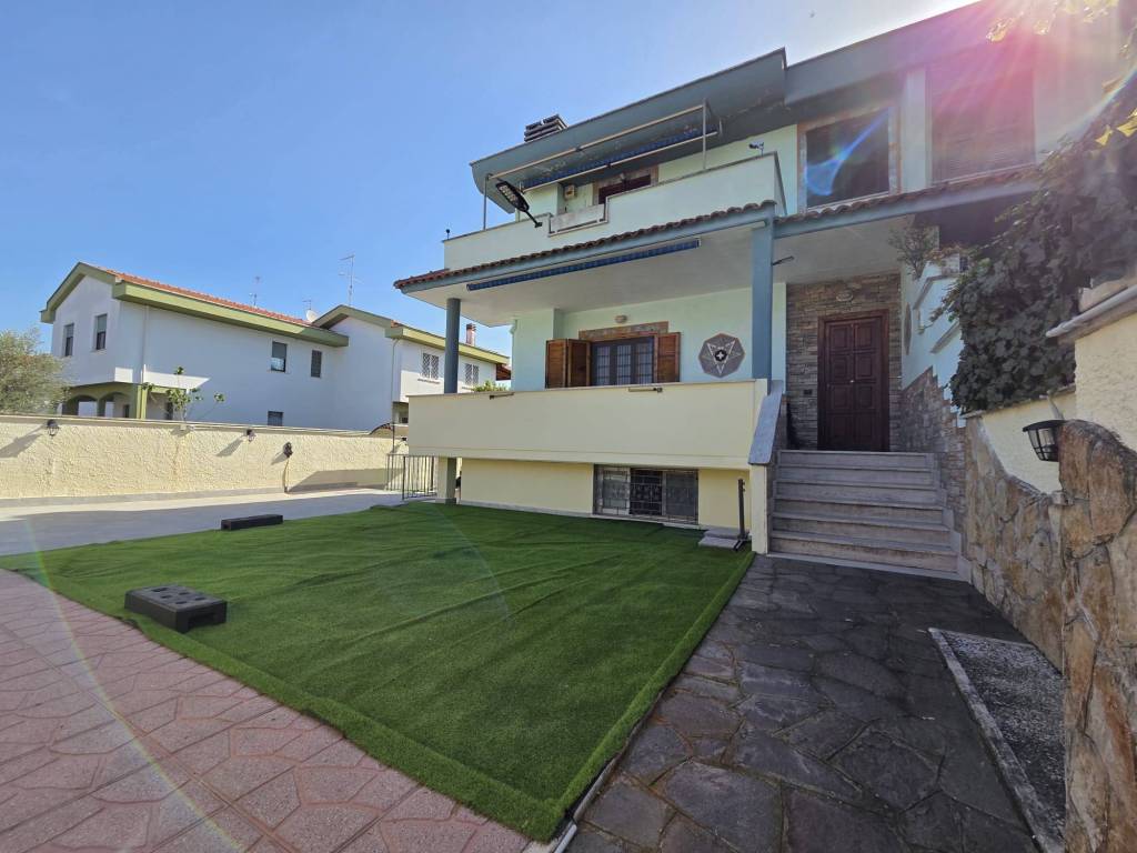 casa indipendente in vendita ad Anzio in zona Mare