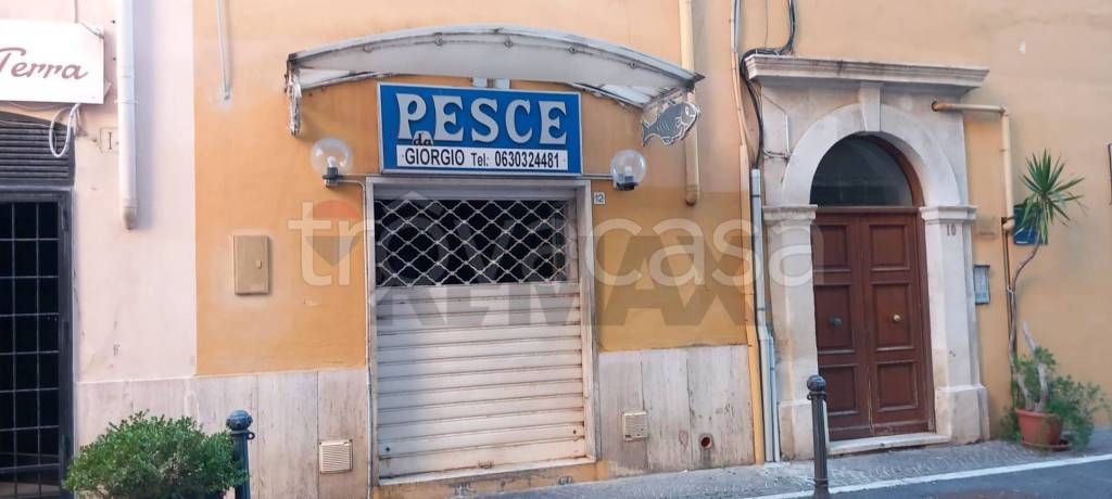 locale commerciale in vendita ad Anzio