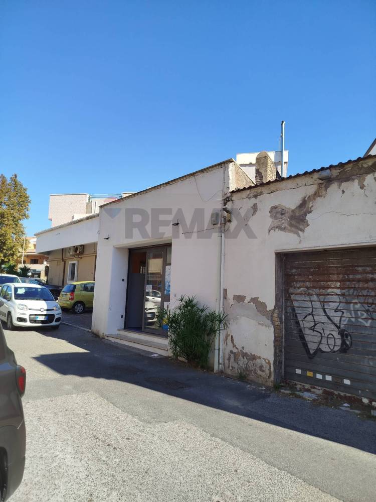 locale commerciale in vendita ad Anzio