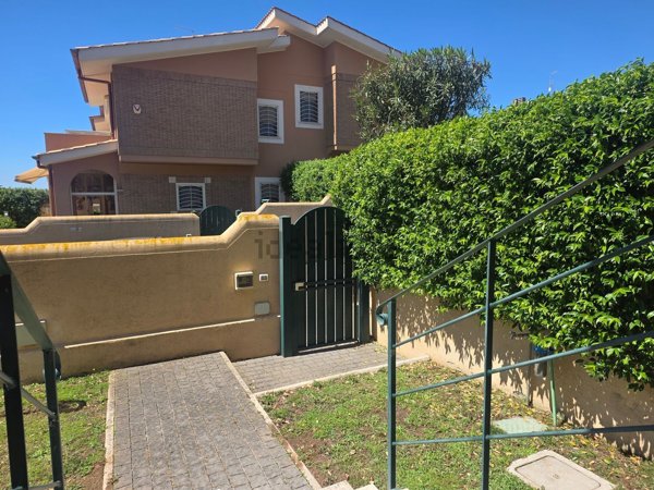 casa indipendente in vendita ad Anzio in zona Villa Claudia