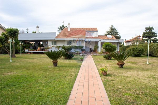 casa indipendente in vendita ad Anzio in zona Mare