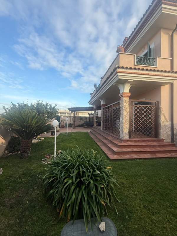 casa indipendente in vendita ad Anzio in zona Villa Claudia