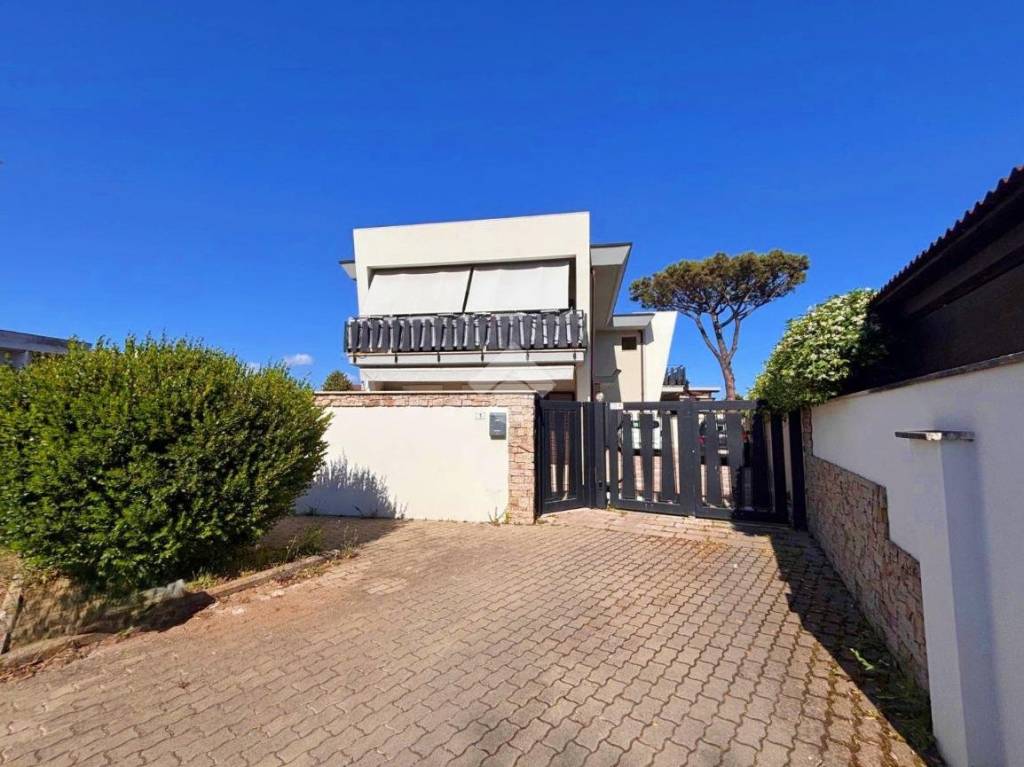 casa indipendente in vendita ad Anzio in zona Villa Claudia