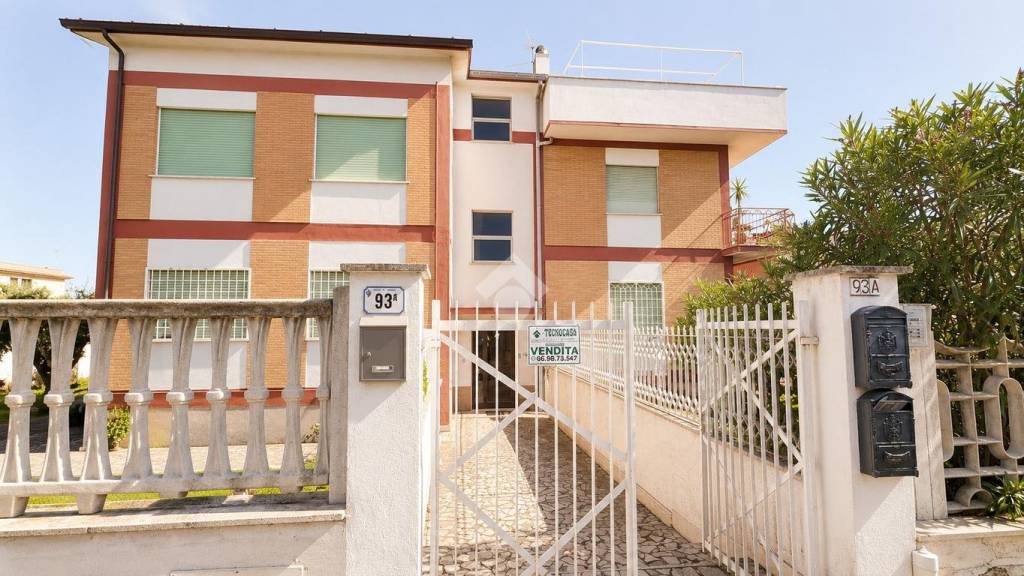 appartamento in vendita ad Anzio in zona Villa Claudia