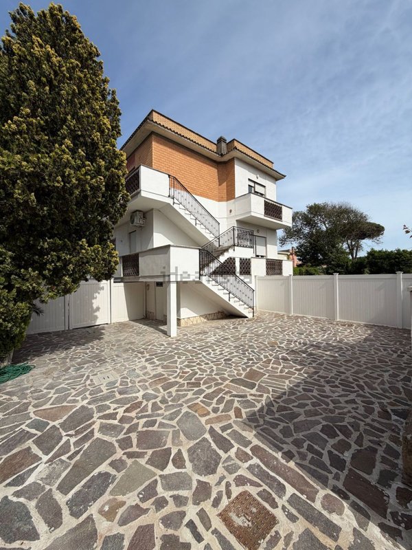 appartamento in vendita ad Anzio in zona Mare