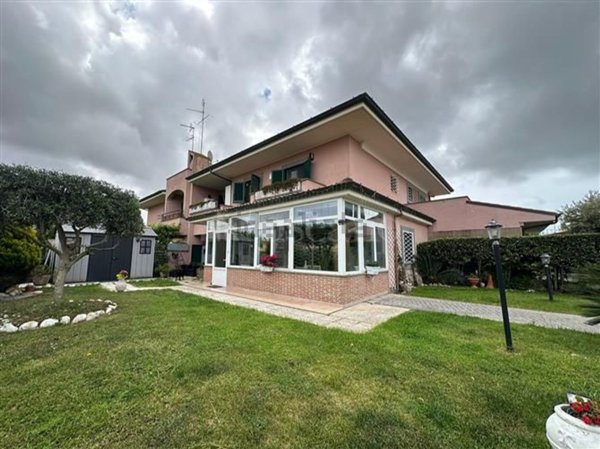 casa indipendente in vendita ad Anzio in zona Villa Claudia