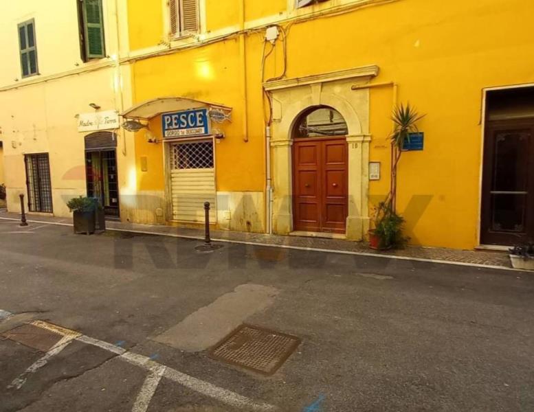 locale commerciale in vendita ad Anzio