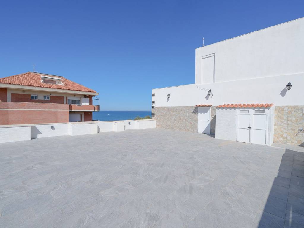 appartamento in vendita ad Anzio in zona Mare