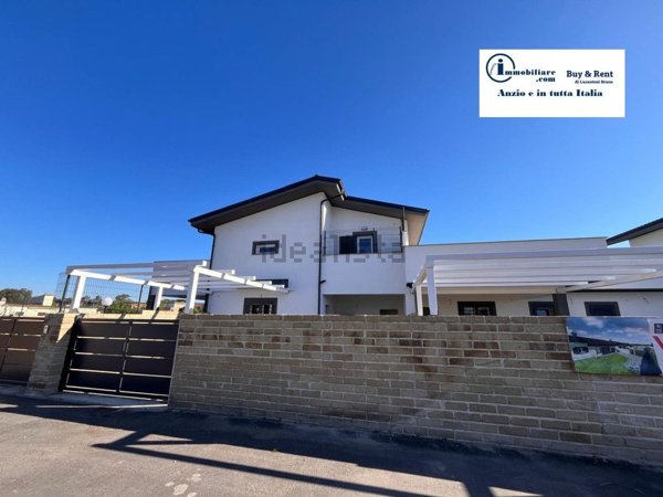 casa semindipendente in vendita ad Anzio in zona Mare