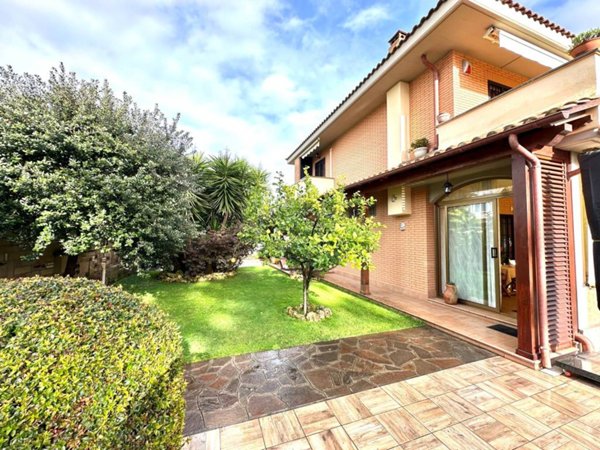casa indipendente in vendita ad Anzio in zona Mare