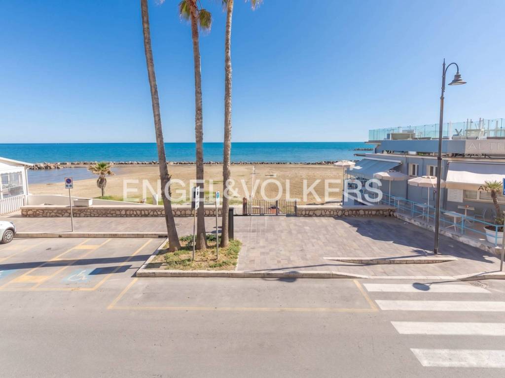appartamento in vendita ad Anzio in zona Mare