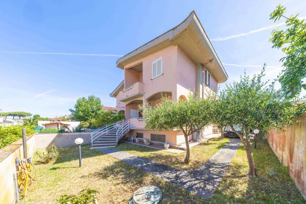 casa indipendente in vendita ad Anzio in zona Mare