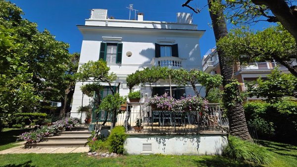 casa indipendente in vendita ad Anzio in zona Stazione
