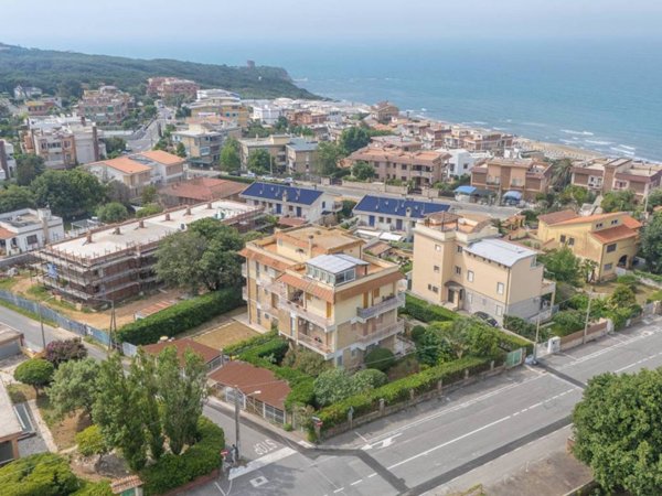 appartamento in vendita ad Anzio in zona Mare