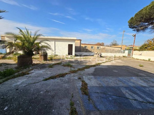negozio in vendita ad Anzio in zona Stazione