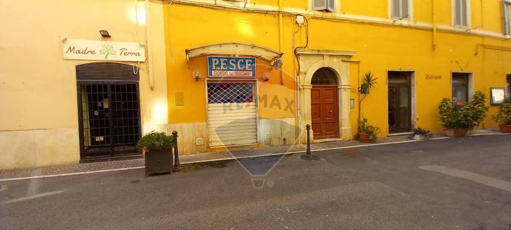 locale commerciale in vendita ad Anzio