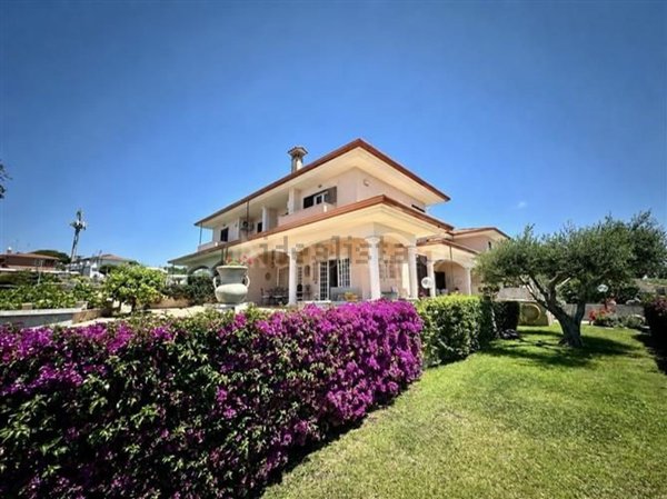 casa indipendente in vendita ad Anzio in zona Villa Claudia