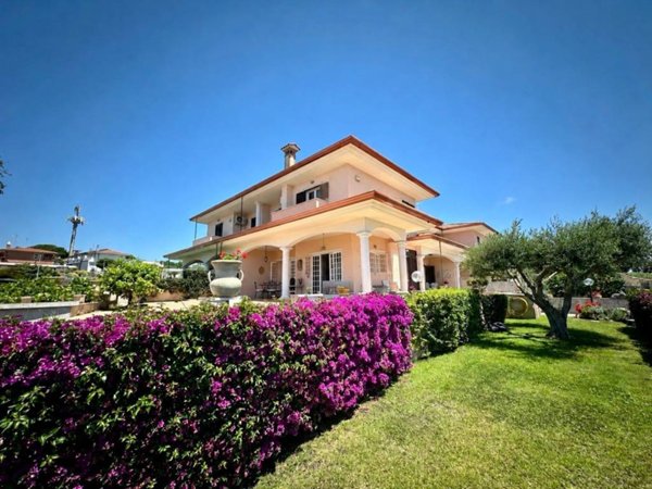 casa indipendente in vendita ad Anzio in zona Villa Claudia