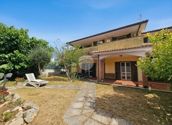 casa indipendente in vendita ad Anzio in zona Mare