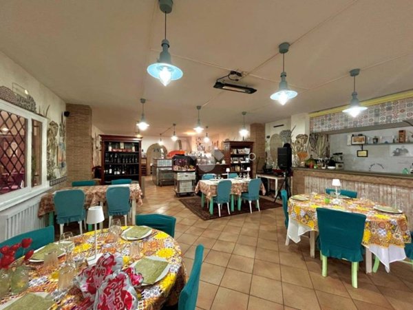 negozio in vendita ad Anzio in zona Villa Claudia