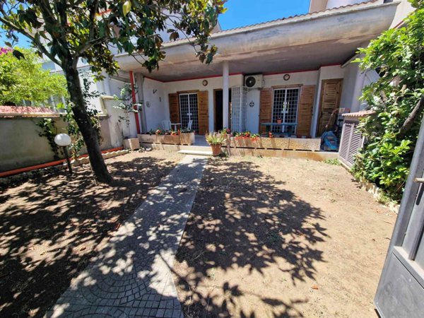 villa in vendita ad Anzio in zona Mare
