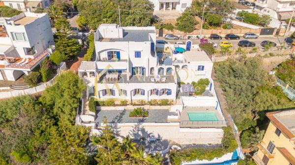 casa indipendente in vendita ad Anzio in zona Mare