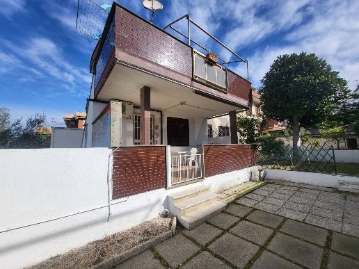 casa indipendente in vendita ad Anzio in zona Villa Claudia