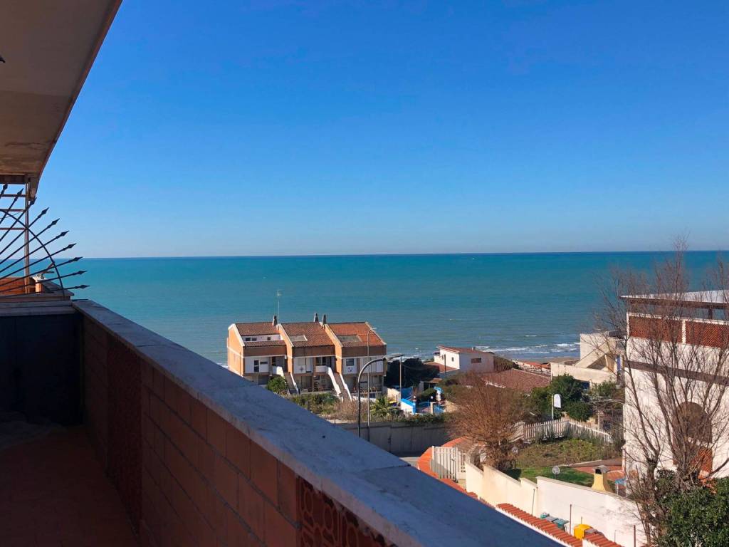 appartamento in vendita ad Anzio in zona Mare