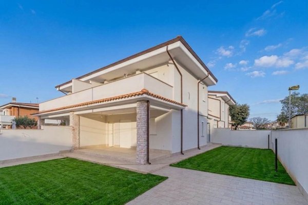casa indipendente in vendita ad Anzio in zona Villa Claudia