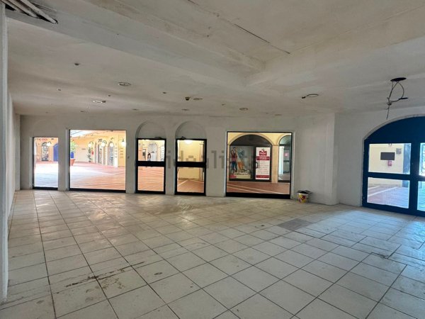 locale commerciale in vendita ad Anzio