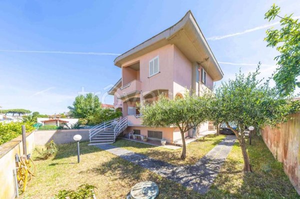 casa indipendente in vendita ad Anzio in zona Cincinnato