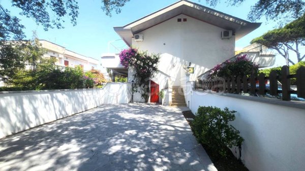 casa indipendente in vendita ad Anzio in zona Villa Claudia