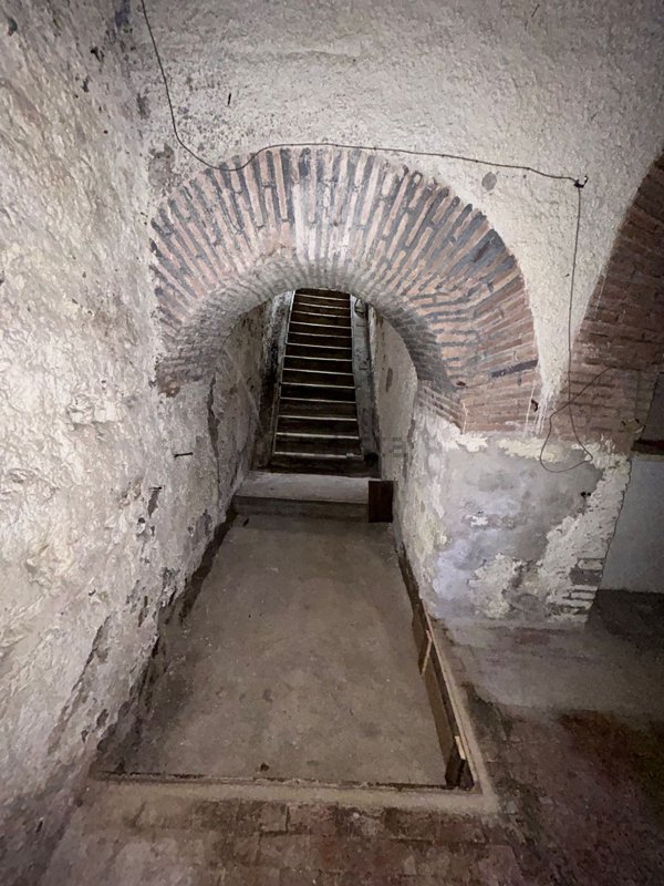 locale di sgombero in vendita ad Anzio