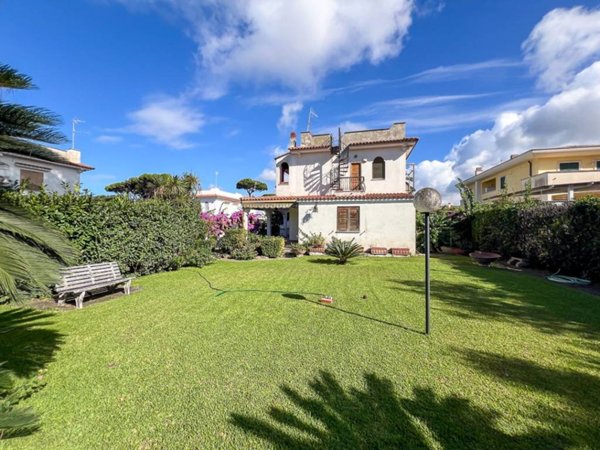 casa indipendente in vendita ad Anzio in zona Mare