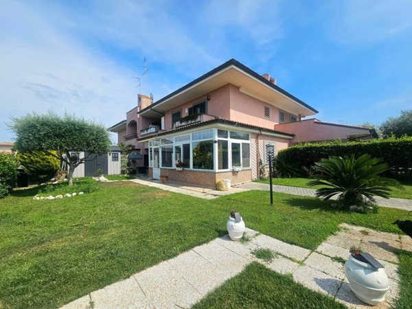 casa indipendente in vendita ad Anzio in zona Villa Claudia
