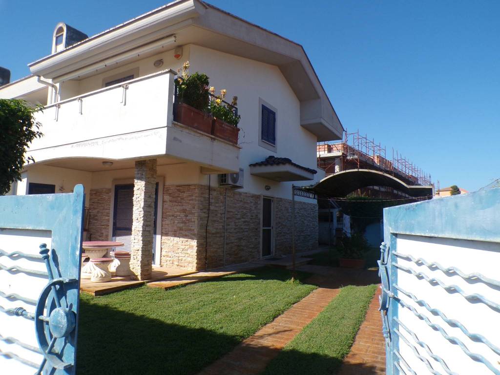 casa indipendente in vendita ad Anzio in zona Mare