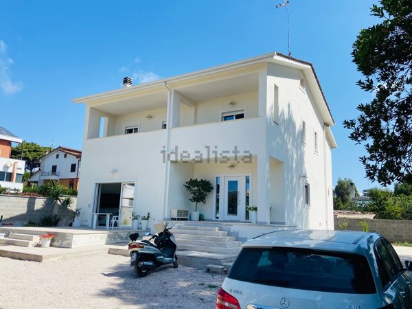 casa indipendente in vendita ad Anzio in zona Villa Claudia