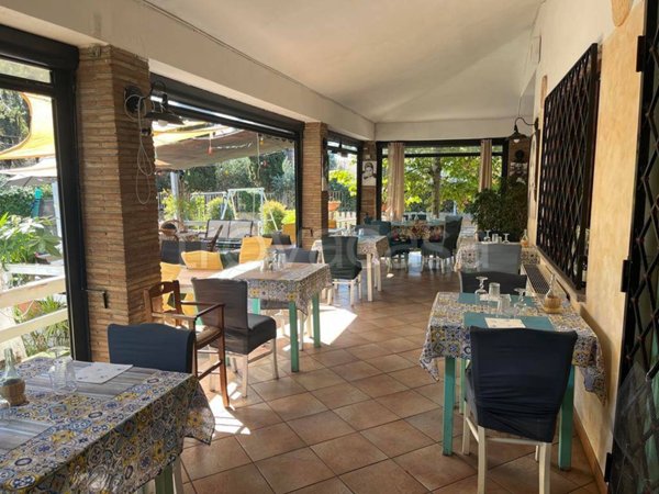 negozio in vendita ad Anzio in zona Villa Claudia