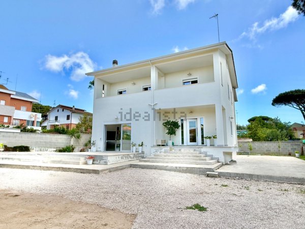 casa indipendente in vendita ad Anzio in zona Villa Claudia