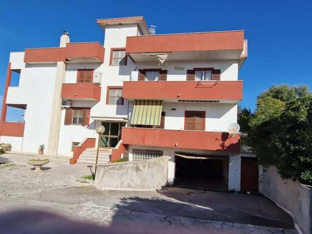intera palazzina in vendita ad Anzio in zona Anzio Colonia