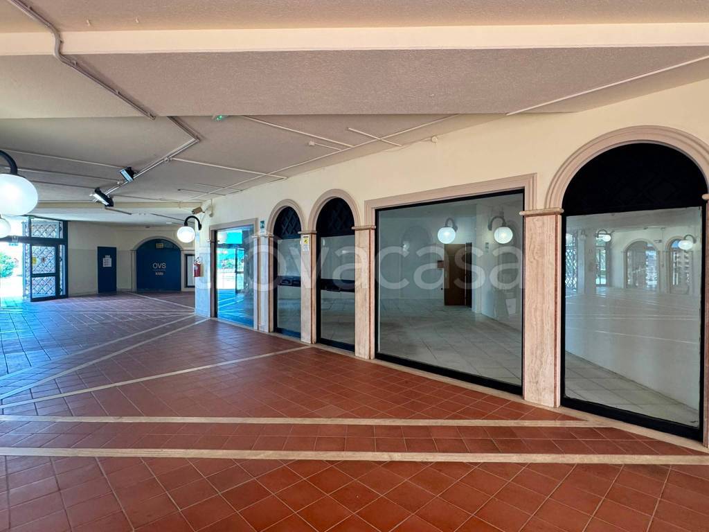 locale commerciale in vendita ad Anzio