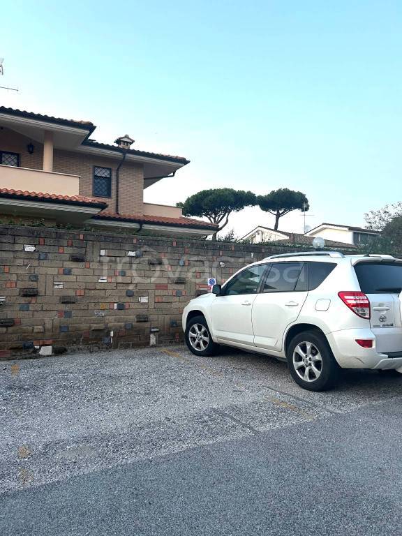 box auto in vendita ad Anzio