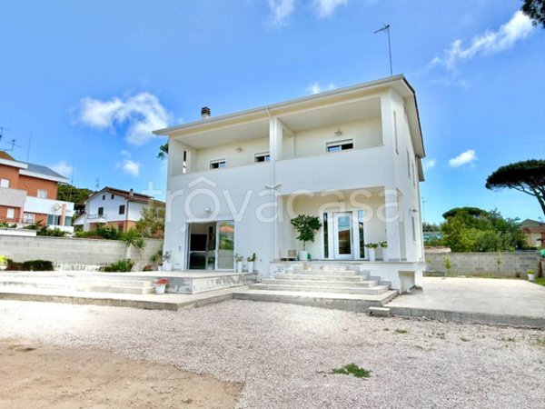 casa indipendente in vendita ad Anzio in zona Villa Claudia
