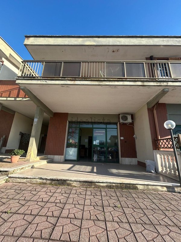 locale commerciale in vendita ad Anzio